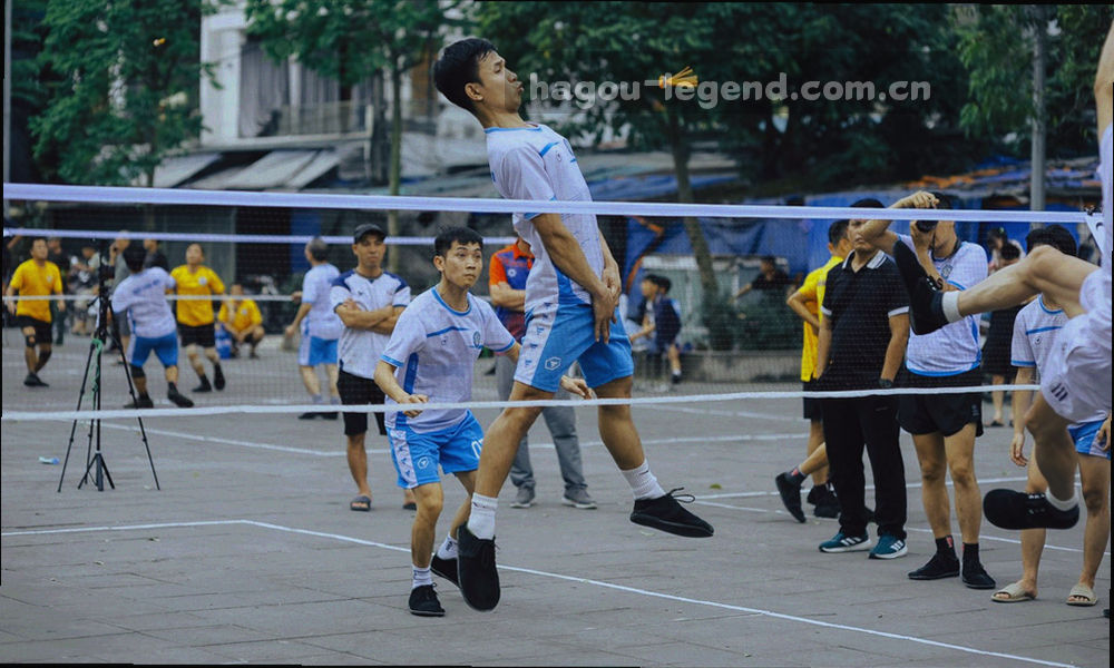 冰面纹理与流动细线交叠构成的抽象数据意象图